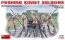 1/35 Soviet Soldiers (WWII) Pushing